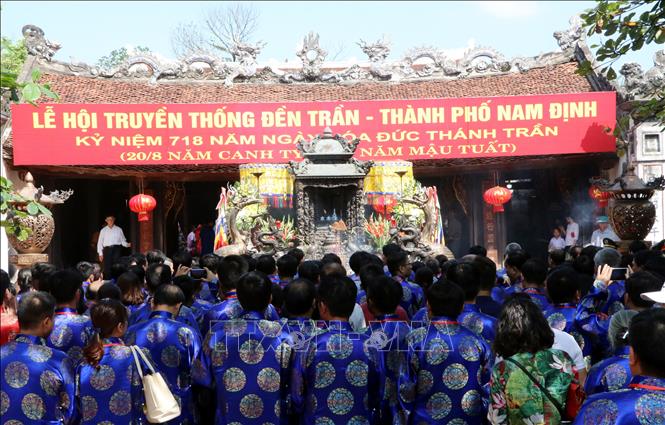 Trong ảnh: Nhân dân và du khách thập phương dâng hương tưởng nhớ Quốc công Tiết chế Hưng Đạo Đại Vương Trần Quốc Tuấn. Ảnh: Nguyễn Lành - TTXVN

