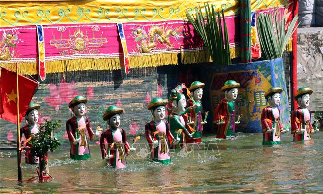 Trong ảnh: Tiết mục múa rối nước phục vụ nhân dân và du khách tại Lễ hội truyền thống đền Trần - Nam Định. Ảnh: Nguyễn Lành - TTXVN