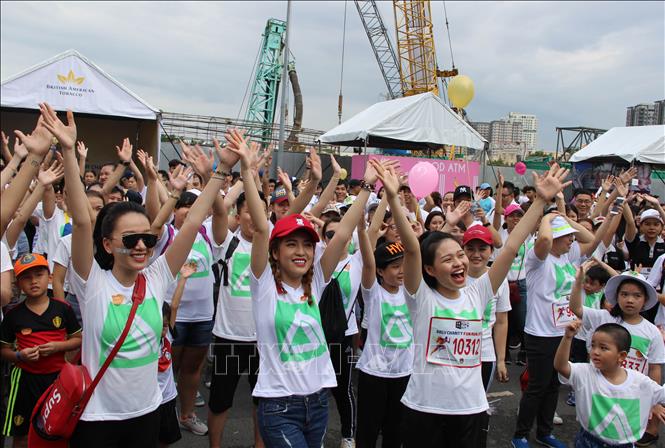 Trong ảnh: Hoạt động đồng diễn tại chương trình chạy bộ Fun run gây quỹ từ thiện lần thứ 18. Ảnh: Xuân Dự - TTXVN 