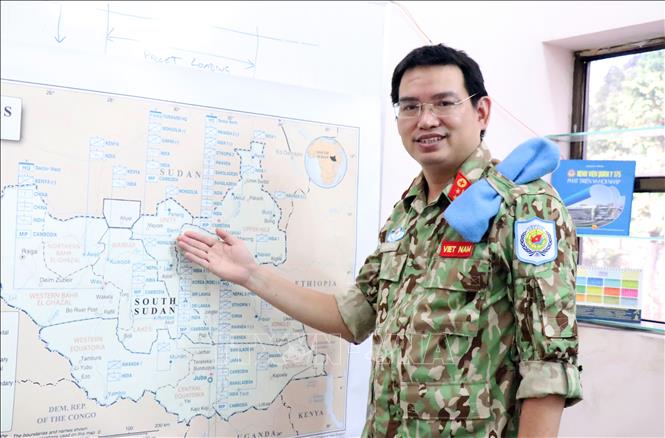 Trong ảnh: Trung tá Bùi Đức Thành, Giám đốc Bệnh viện dã chiến cấp 2 số 1 bên tấm bản đồ tác chiến tại Nam Sudan. Ảnh: Xuân Khu - TTXVN