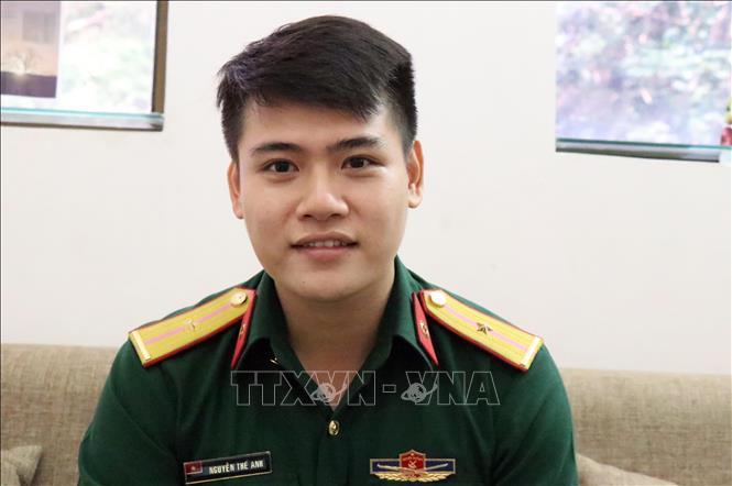 Trong ảnh: Thiếu úy Nguyễn Thế Anh, một trong những thành viên trẻ nhất của Bệnh viện dã chiến cấp 2 số 1. Ảnh: Xuân Khu - TTXVN 