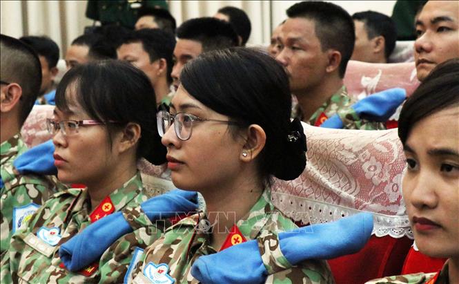 Trong ảnh: Thiếu úy Huỳnh Cẩm Thư (giữa). Ảnh: Xuân Khu-TTXVN.