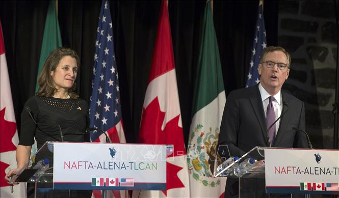 Trong ảnh (tư liệu): Ngoại trưởng Canada Chrystia Freeland (trái) và Đại diện Thương mại Mỹ Robert Lighthizer tại cuộc họp báo kết thúc vòng 6 tái đàm phán NAFTA ở Quebec, Canada ngày 29/1/2018. Ảnh: AFP/TTXVN