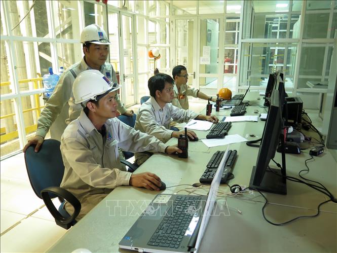 Trong ảnh: Các kỹ sư đang theo dõi thông số nhiệt của lò hơi tại phòng điều khiển. Ảnh: Phước Ngọc/TTXVN