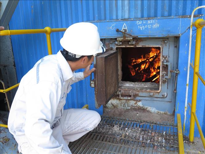 Trong ảnh: Kiểm tra lò hơi khi sấy. Ảnh: Phước Ngọc/TTXVN
 

