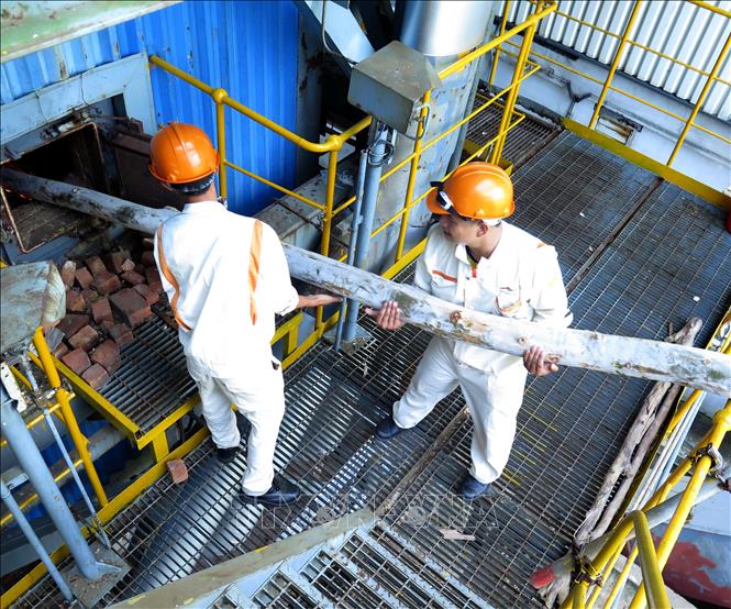 Trong ảnh: Công đoạn sấy lò hơi bằng củi. Ảnh: Phước Ngọc/TTXVN