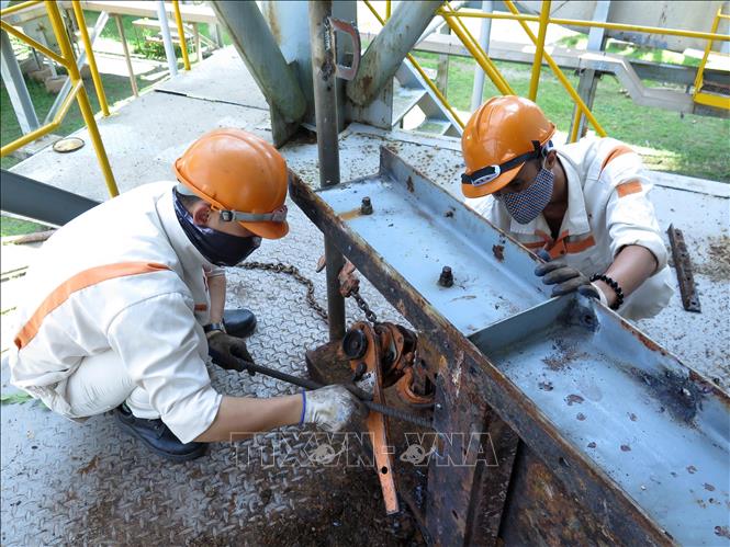 Trong ảnh: Công đoạn lắp đặt một số thiết bị cuối cùng. Ảnh: Phước Ngọc/TTXVN