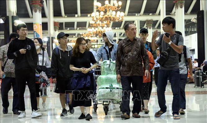 Đại diện Đại sứ quán Việt Nam tại Indonesia đón sinh viên ...