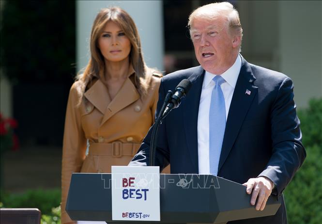 Trong ảnh: Tổng thống Mỹ Donald Trump (phải) và Đệ nhất phu nhân Melania Trump phát động chiến dịch BeBest tại Washington DC., ngày 7/5/2018. Ảnh: AFP/ TTXVN