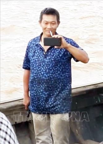 Trong ảnh: Đối tượng Lê Hữu Thắng sử dụng súng sai mục đích. Ảnh: Công Mạo-TTXVN