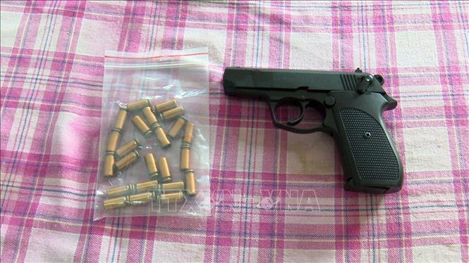 Trong ảnh: Khẩu súng trên cùng 23 viên đạn của ông Thắng đang bị tạm giữ phục vụ công tác điều tra. Ảnh: TTXVN phát