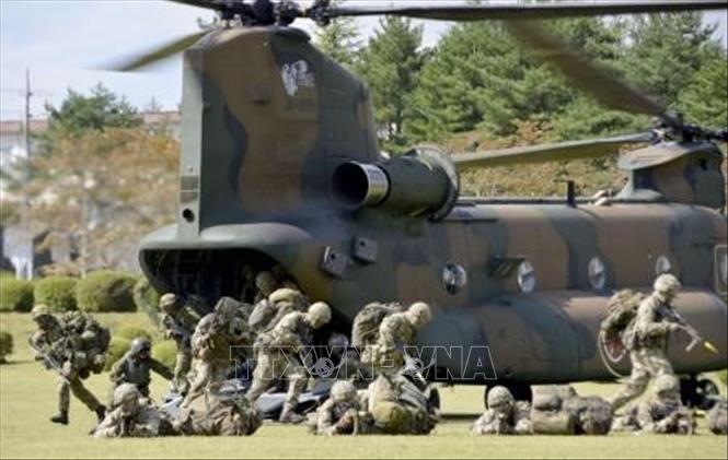 Trong ảnh: Lực lượng phòng vệ mặt đất của Nhật Bản (GSDF) và Lục quân Anh tham gia cuộc tập trận chung ở tỉnh Shizuoka, miền trung Nhật Bản ngày 2/10/2018. Ảnh: Kyodo/TTXVN