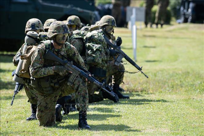 Trong ảnh: Lực lượng phòng vệ mặt đất của Nhật Bản (GSDF) và Lục quân Anh tham gia cuộc tập trận chung ở Oyama, Nhật Bản ngày 2/10/2018. Ảnh: AFP/TTXVN
