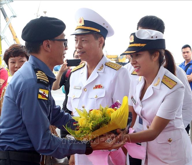 Bruneian naval ship pays threeday visit to Da Nang VNA Photos