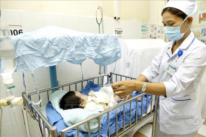 Trong ảnh: Cùng với việc triển khai hiệu quả công tác dự phòng, Trung tâm y tế huyện Hoài Nhơn chú trọng phát triển các chuyên khoa như: cấp cứu hồi sức, nhi khoa, sản khoa…người dân đã tin tưởng tuyến y tế cơ sở, hạn chế phải chuyển lên tuyến tỉnh. Ảnh: Dương Ngọc - TTXVN