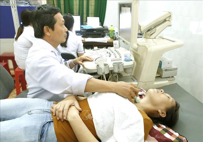 Trong ảnh: Nhờ thực hiện nhiều giải pháp đồng bộ, số bệnh nhân đến khám, điều trị tại Trung tâm y tế huyện Hoài Nhơn tăng qua các năm, người dân đã tin tưởng tuyến y tế cơ sở, hạn chế phải chuyển lên tuyến tỉnh. Ảnh: Dương Ngọc - TTXVN