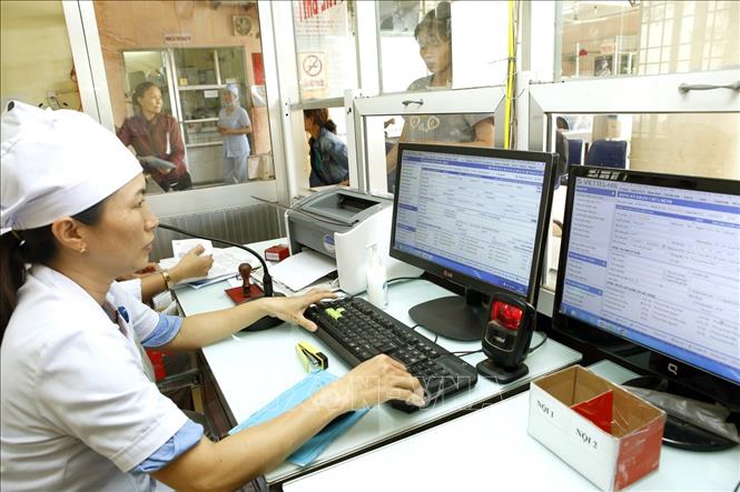 Trong ảnh: Trung tâm y tế huyện Hoài Nhơn đang quản lý 90.000 thẻ Bảo hiểm y tế, người bệnh được thụ hưởng dịch vụ y tế chất lượng cao ngay tại tuyến cơ sở. Ảnh: Dương Ngọc - TTXVN