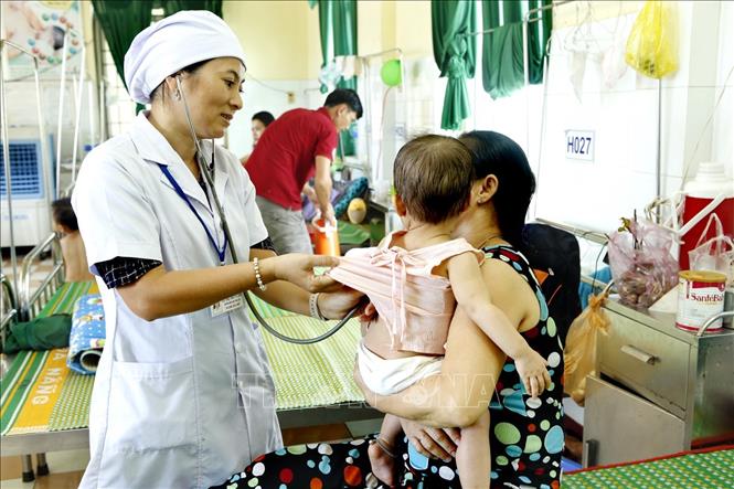 Trong ảnh: Nhờ thực hiện nhiều giải pháp đồng bộ, số bệnh nhân đến khám, điều trị tại Trung tâm y tế huyện Hoài Nhơn tăng qua các năm, người dân đã tin tưởng tuyến y tế cơ sở, hạn chế phải chuyển lên tuyến tỉnh. Ảnh: Dương Ngọc - TTXVN