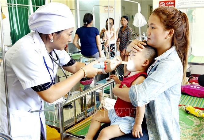 Trong ảnh: Nhờ thực hiện nhiều giải pháp đồng bộ, số bệnh nhân đến khám, điều trị tại Trung tâm y tế huyện Hoài Nhơn tăng qua các năm, người dân đã tin tưởng tuyến y tế cơ sở, hạn chế phải chuyển lên tuyến tỉnh. Ảnh: Dương Ngọc - TTXVN