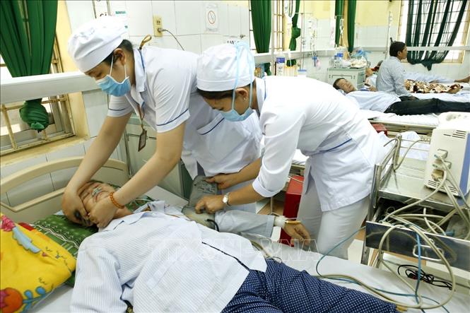 Trong ảnh: Nhờ thực hiện nhiều giải pháp đồng bộ, số bệnh nhân đến khám, điều trị tại Trung tâm y tế huyện Hoài Nhơn tăng qua các năm, người dân đã tin tưởng tuyến y tế cơ sở, hạn chế phải chuyển lên tuyến tỉnh. Ảnh: Dương Ngọc - TTXVN
