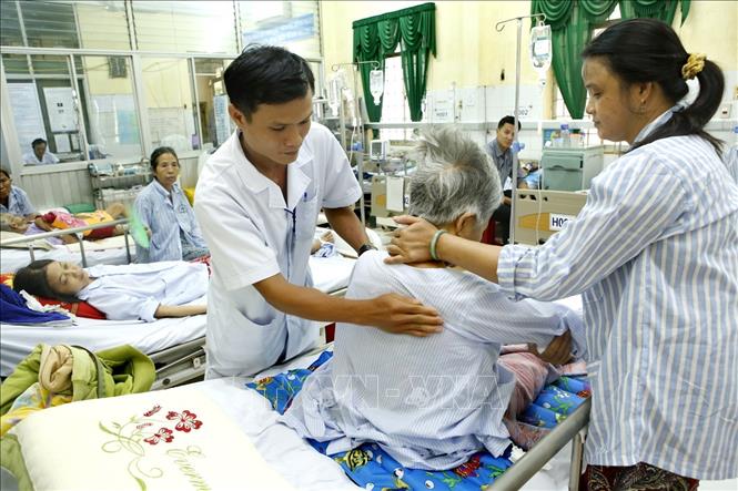 Trong ảnh: Nhờ thực hiện nhiều giải pháp đồng bộ, số bệnh nhân đến khám, điều trị tại Trung tâm y tế huyện Hoài Nhơn tăng qua các năm, người dân đã tin tưởng tuyến y tế cơ sở, hạn chế phải chuyển lên tuyến tỉnh. Ảnh: Dương Ngọc - TTXVN
