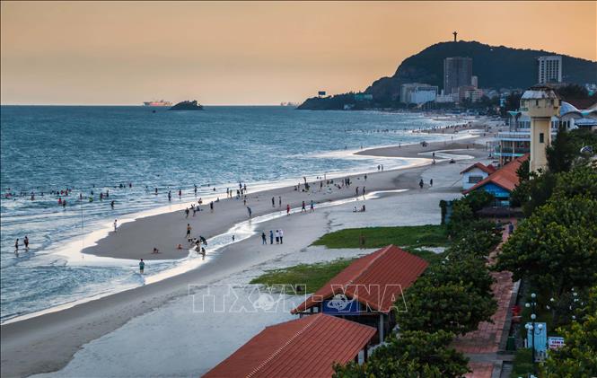 Photo: Tourists enjoy peaceful Back Beach. VNA Photo: Duy Khương