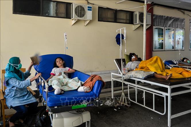 Trong ảnh: Nạn nhân bị thương sau thảm họa động đất và sóng thần được điều trị tại một bệnh viện ở Palu, tỉnh Trung Sulawesi, Indonesia ngày 1/10/2018. Ảnh: THX/TTXVN