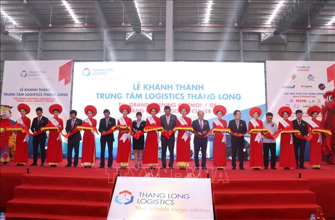 Trong ảnh: Các đại biểu thực hiện nghi thức cắt băng khánh thành trung tâm Logistics Thăng Long. Ảnh: Đinh Tuấn - TTXVN
