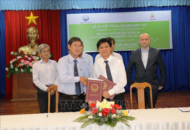 Trong ảnh: Lễ ký kết tạo vùng nguyên liệu trái cây giữa lãnh đạo UBND tỉnh Tây Ninh và Công ty Nafoods Group. Ảnh: Lê Đức Hoảnh-TTXVN
