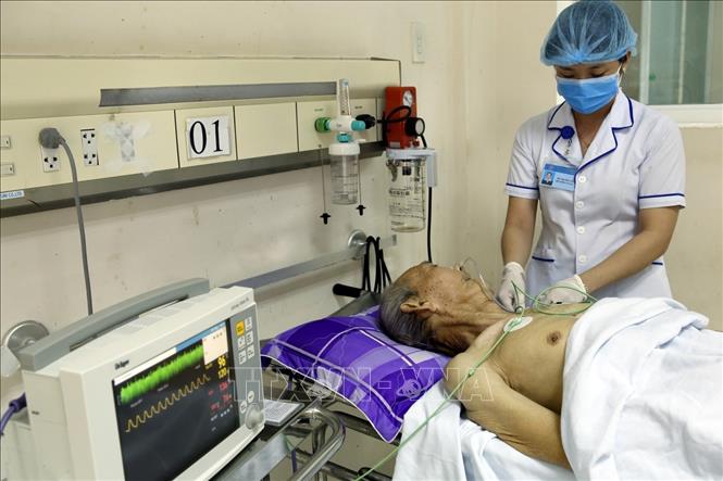 Trong ảnh: Bệnh viện Đa khoa tỉnh Bình Định phát triển lĩnh vực cấp cứu hồi sức phục vụ người bệnh, hạn chế chuyển tuyến. Ảnh: Dương Ngọc – TTXVN