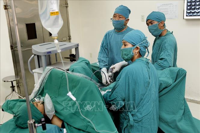 Trong ảnh: Bệnh viện Đa khoa tỉnh Bình Định thực hiện nhiều kỹ thuật cao, chuyên sâu trong lĩnh vực ngoại sản phục vụ khám chữa bệnh. Ảnh: Dương Ngọc – TTXVN