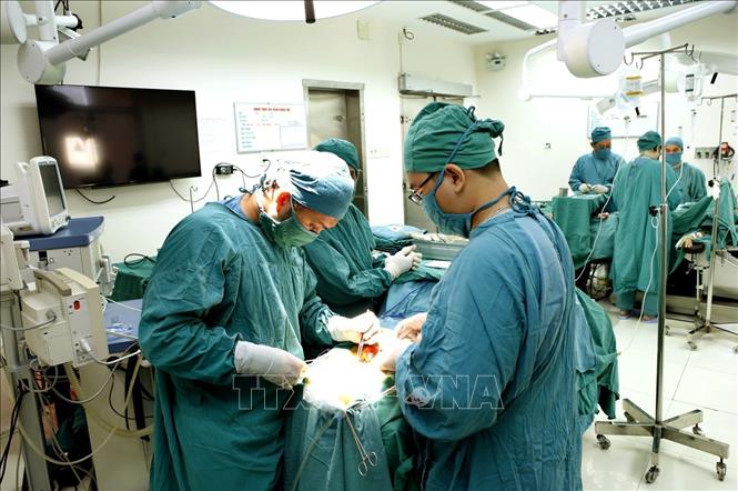Trong ảnh: Bệnh viện Đa khoa tỉnh Bình Định thực hiện nhiều kỹ thuật cao, chuyên sâu trong lĩnh vực ngoại thần kinh, bệnh nhân hạn chế chuyển tuyến. Ảnh: Dương Ngọc – TTXVN