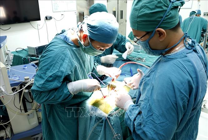Trong ảnh: Bệnh viện Đa khoa tỉnh Bình Định thực hiện nhiều kỹ thuật cao, chuyên sâu trong lĩnh vực ngoại thần kinh, bệnh nhân hạn chế chuyển tuyến. Ảnh: Dương Ngọc – TTXVN