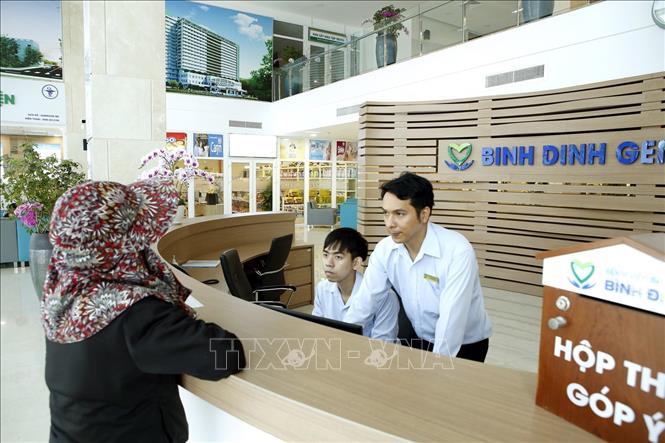 Trong ảnh: Bệnh viện Đa khoa tỉnh Bình Định đổi mới phong cách phục vụ đáp ứng sự hài lòng của người bệnh. Ảnh: Dương Ngọc – TTXVN