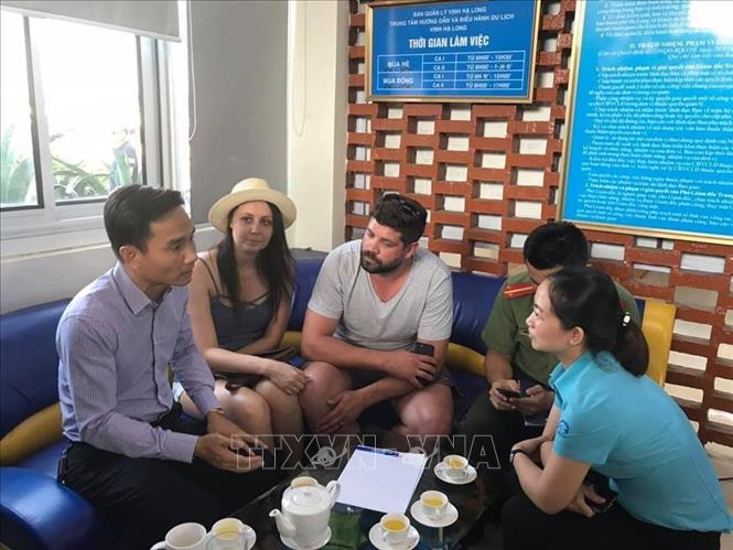 Trong ảnh: Đại diện Ban Quản lý Vịnh Hạ Long cùng các cơ quan chức năng tìm hiểu sự việc, hỗ trợ du khách. Ảnh: TTXVN phát