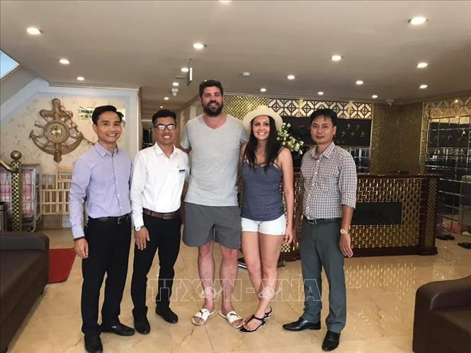 Trong ảnh: Hai du khách mang quốc tịch Nam Phi đã được bố trí nghỉ đêm trên Vịnh Hạ Long trên tàu ANCORA Cruise QN 8090 miễn phí. Ảnh: TTXVN phát 