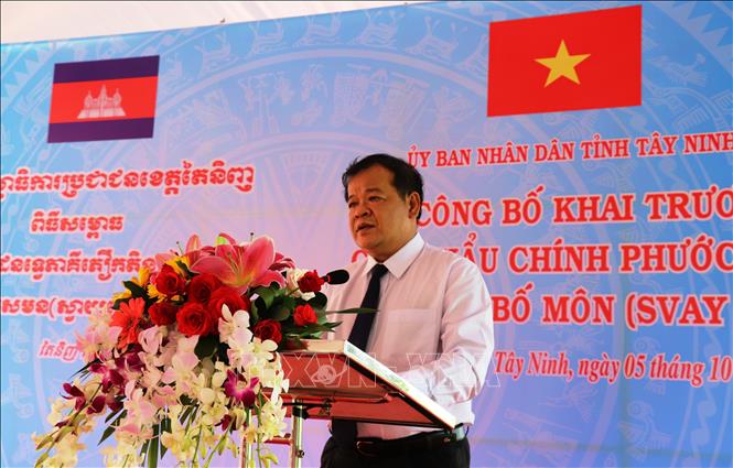 Trong ảnh: Chủ tịch UBND tỉnh Tây Ninh Phạm Văn Tân công bố khai trương cửa khẩu Phước Tân thành cửa khẩu chính. Ảnh: Lê Đức Hoảnh - TTXVN