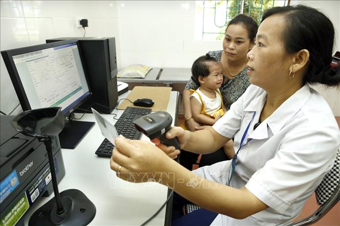 Trong ảnh: Trạm y tế xã Hộ Độ, huyện Lộc Hà (Hà Tĩnh) đã có 7.900/ 8000 người dân được lập hồ sơ sức khỏe điện tử; trong mỗi hồ sơ, người dân được lưu đầy đủ tên, tuổi, địa chỉ, số người trong gia đình, chiều cao, cân nặng, chỉ số huyết áp, các bệnh mãn tính đang có. Ảnh: Dương Ngọc - TTXVN