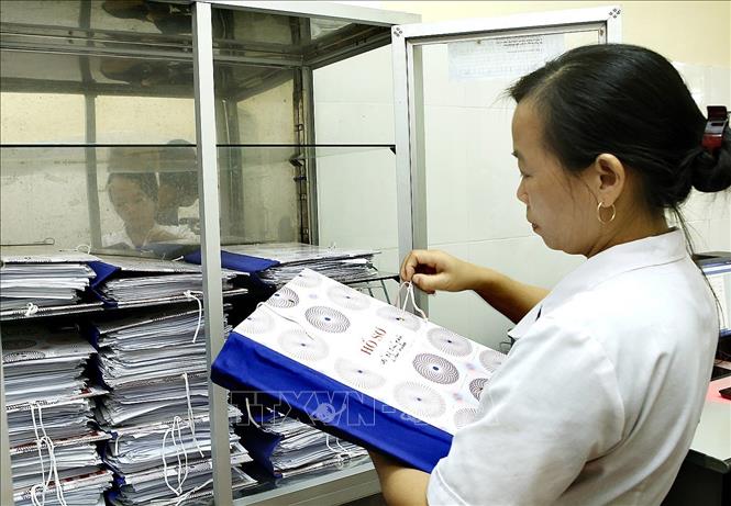 Trong ảnh: Trạm y tế xã Hộ Độ, huyện Lộc Hà (Hà Tĩnh) đã có 7.900/ 8000 người dân được lập hồ sơ sức khỏe điện tử; trong mỗi hồ sơ, người dân được lưu đầy đủ tên, tuổi, địa chỉ, số người trong gia đình, chiều cao, cân nặng, chỉ số huyết áp, các bệnh mãn tính đang có. Ảnh: Dương Ngọc - TTXVN