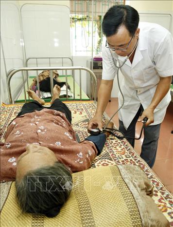 Trong ảnh: Trạm y tế xã Hộ Độ, huyện Lộc Hà (Hà Tĩnh) đã có 7.900/ 8000 người dân được lập hồ sơ sức khỏe điện tử; trong mỗi hồ sơ, người dân được lưu đầy đủ tên, tuổi, địa chỉ, số người trong gia đình, chiều cao, cân nặng, chỉ số huyết áp, các bệnh mãn tính đang có. Ảnh: Dương Ngọc - TTXVN
