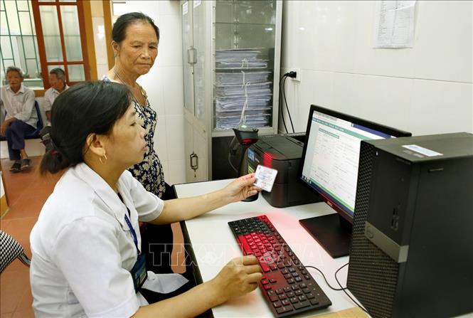 Trong ảnh: Trạm y tế xã Hộ Độ, huyện Lộc Hà (Hà Tĩnh) đã có 7.900/ 8000 người dân được lập hồ sơ sức khỏe điện tử; trong mỗi hồ sơ, người dân được lưu đầy đủ tên, tuổi, địa chỉ, số người trong gia đình, chiều cao, cân nặng, chỉ số huyết áp, các bệnh mãn tính đang có. Ảnh: Dương Ngọc - TTXVN