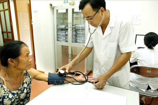 Trong ảnh: Trạm y tế xã Hộ Độ, huyện Lộc Hà (Hà Tĩnh) đã có 7.900/ 8000 người dân được lập hồ sơ sức khỏe điện tử; trong mỗi hồ sơ, người dân được lưu đầy đủ tên, tuổi, địa chỉ, số người trong gia đình, chiều cao, cân nặng, chỉ số huyết áp, các bệnh mãn tính đang có. Ảnh: Dương Ngọc - TTXVN