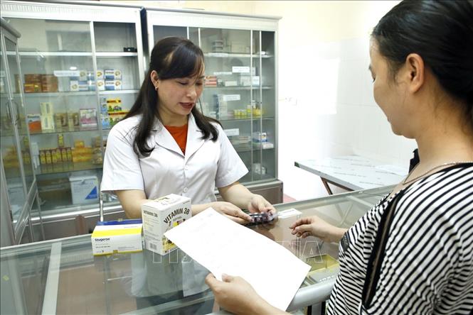 Trong ảnh: Trạm y tế xã Hộ Độ, huyện Lộc Hà (Hà Tĩnh) đã có 7.900/ 8000 người dân được lập hồ sơ sức khỏe điện tử; trong mỗi hồ sơ, người dân được lưu đầy đủ tên, tuổi, địa chỉ, số người trong gia đình, chiều cao, cân nặng, chỉ số huyết áp, các bệnh mãn tính đang có. Ảnh: Dương Ngọc - TTXVN