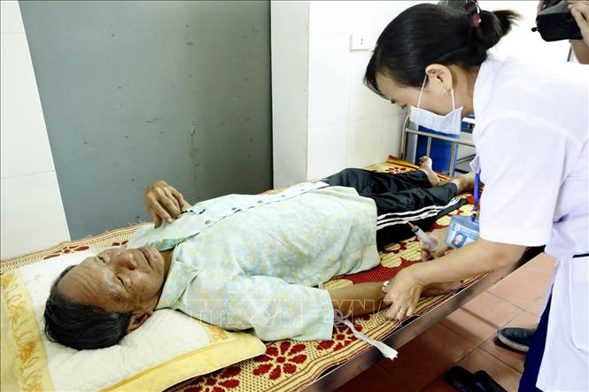 Trong ảnh: Trạm y tế xã Hộ Độ, huyện Lộc Hà (Hà Tĩnh) đã có 7.900/ 8000 người dân được lập hồ sơ sức khỏe điện tử; trong mỗi hồ sơ, người dân được lưu đầy đủ tên, tuổi, địa chỉ, số người trong gia đình, chiều cao, cân nặng, chỉ số huyết áp, các bệnh mãn tính đang có. Ảnh: Dương Ngọc - TTXVN