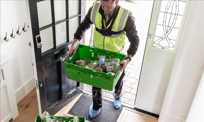 Trong ảnh: Nhân viên chuỗi siêu thị Waitrose thực hiện dịch vụ 