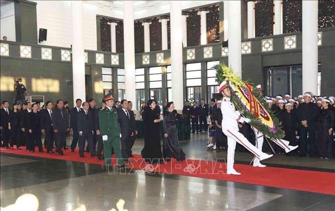 Trong ảnh: Đoàn Quyền Chủ tịch nước Cộng hòa XHCN Việt Nam, do đồng chí Đặng Thị Ngọc Thịnh, Ủy viên Trung ương Đảng, Quyền Chủ tịch nước làm Trưởng đoàn, viếng đồng chí Đỗ Mười. Ảnh: TTXVN

