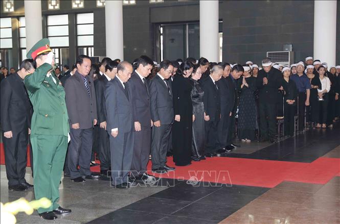 Trong ảnh: Đoàn Quyền Chủ tịch nước Cộng hòa XHCN Việt Nam, do đồng chí Đặng Thị Ngọc Thịnh, Ủy viên Trung ương Đảng, Quyền Chủ tịch nước làm Trưởng đoàn, viếng đồng chí Đỗ Mười. Ảnh: TTXVN