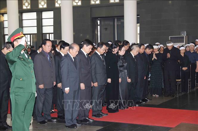 Trong ảnh: Đoàn Quyền Chủ tịch nước Cộng hòa XHCN Việt Nam, do đồng chí Đặng Thị Ngọc Thịnh, Ủy viên Trung ương Đảng, Quyền Chủ tịch nước làm Trưởng đoàn, viếng đồng chí Đỗ Mười. Ảnh: TTXVN