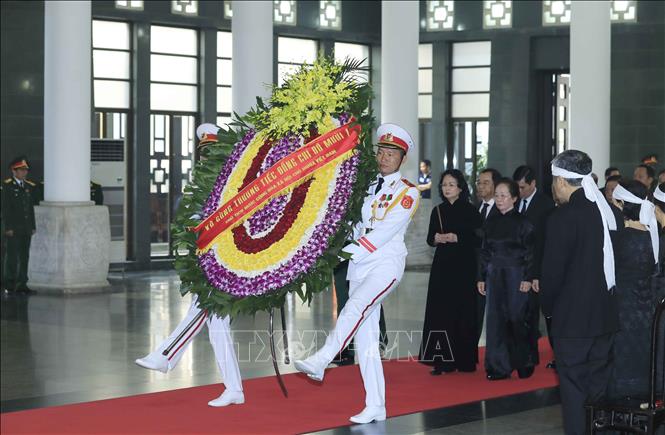 Trong ảnh: Quyền Chủ tịch nước Đặng Thị Ngọc Thịnh dẫn đầu Đoàn Quyền Chủ tịch nước đến viếng, ghi sổ tang và chia buồn với tang quyến nguyên Tổng Bí thư Đỗ Mười. Ảnh: TTXVN