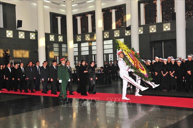 Trong ảnh: Đoàn Quyền Chủ tịch nước CHXHCN Việt Nam, do Quyền Chủ tịch nước Đặng Thị Ngọc Thịnh dẫn đầu, viếng nguyên Tổng Bí thư Đỗ Mười. Ảnh: Nguyễn Khang – TTXVN
